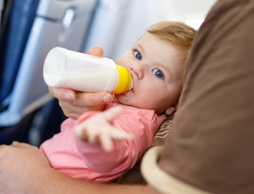 Viajar con tu bebé en avión: manual imprescindible para padres aventureros